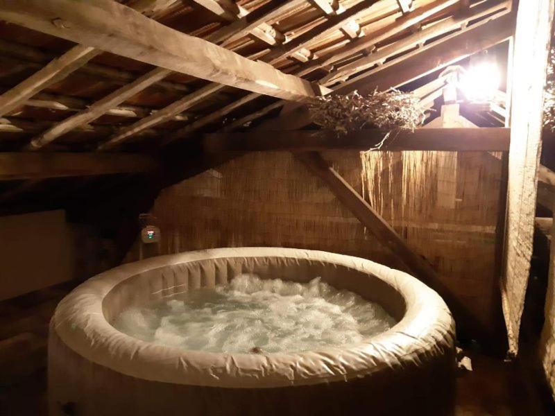 Gîte, jacuzzi&vin au grenier de Madiran Exterior foto